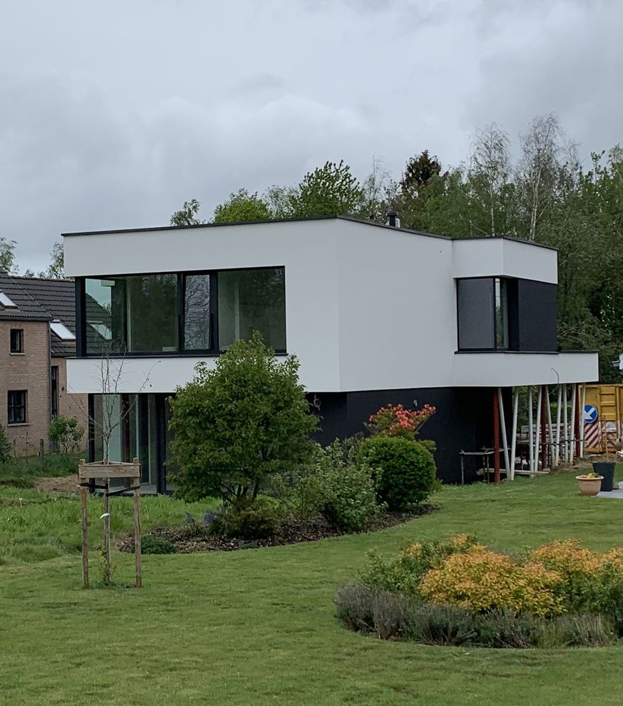 Les baies vitrées offrent une belle luminosité dans toutes les pièces de la villa