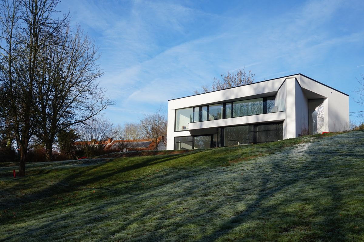 Vue idyllique sur le jardin mais aussi sur la campagne environnante visible à chaque étage de cette villa moderne